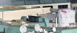 Spionagezentrale? Auf dem Dach der Botschaft Großbritanniens in Berlin sind nach Medieninformationen Abhöranlagen installiert. Das Bild wurde am Dienstag aufgenommen. Was sich wohl hinter den verschiedenen Installationen verbarg oder noch verbirgt? Etwa in dem zylinderförmigen Aufbau? Foto: Michael Kappeler/dpa