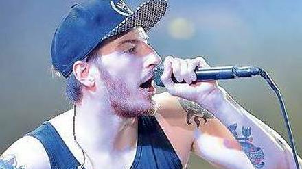 Hände hoch! Der Rapper Casper. 