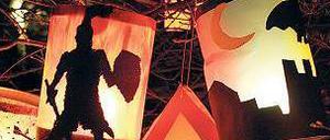 Alter Brauch. Sankt-Martins-Laternen im Garten eines Kindergartens.