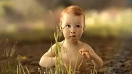 Szene aus BUND-Video: Babys mit Giftstoffen übersprüht