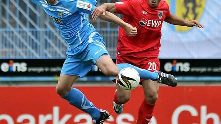 Auf dem Absprung: Babelsbergs Süleyman Koc im Zweikampf mit dem Chemnitzer Marcel Wilke. 