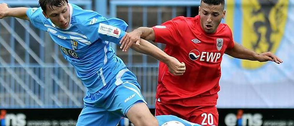 Auf dem Absprung: Babelsbergs Süleyman Koc im Zweikampf mit dem Chemnitzer Marcel Wilke.