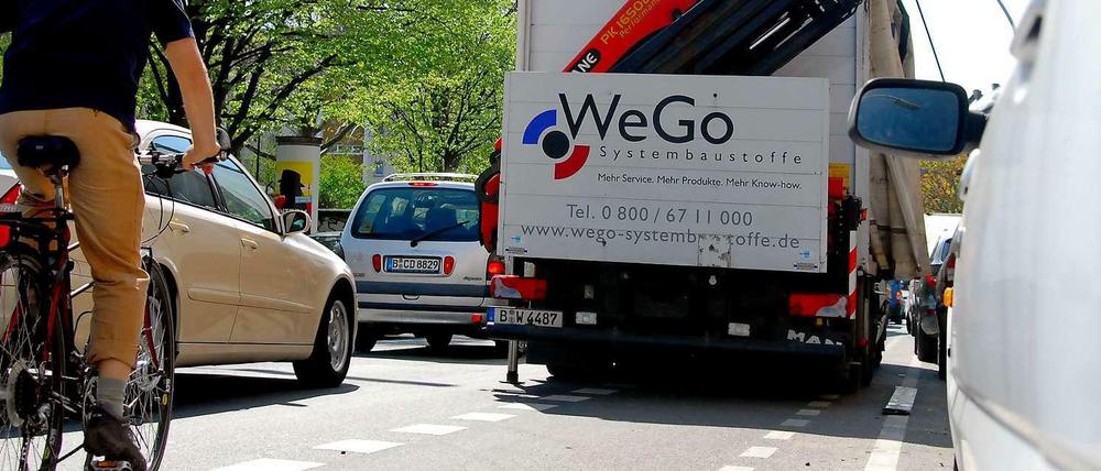 Neben der Spur. Bisher ist es für Radfahrer aufwendig, Falschparker auf ihren Wegen anzuzeigen.