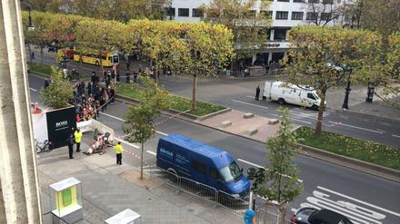 Großräumig sperrt die Polizei am Freitag den Kurfürstendamm direkt vor dem Apple-Store ab.