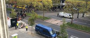 Großräumig sperrt die Polizei am Freitag den Kurfürstendamm direkt vor dem Apple-Store ab.