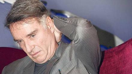 Der Unternehmer mit gesenktem Blick 