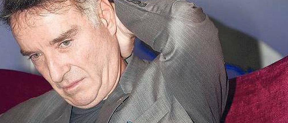 Der Unternehmer mit gesenktem Blick 