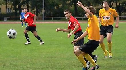 Ibrahim Keser (Mitte, rotes Trikot) spielt inzwischen für den BSV Hürtürkel. 