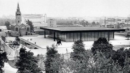 Berliner Vedute. Auf dem Foto aus dem Eröffnungsjahr 1968 sind hinter der Nationalgalerie nicht nur die Matthäikirche und die Philharmonie zu sehen, sondern auch ein vom Krieg verschontes Mietshaus auf der Brachfläche zwischen den Solitären. Rechts im Hintergrund wächst die Staatsbibliothek empor. 