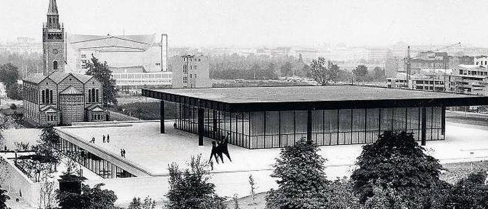 Berliner Vedute. Auf dem Foto aus dem Eröffnungsjahr 1968 sind hinter der Nationalgalerie nicht nur die Matthäikirche und die Philharmonie zu sehen, sondern auch ein vom Krieg verschontes Mietshaus auf der Brachfläche zwischen den Solitären. Rechts im Hintergrund wächst die Staatsbibliothek empor. 