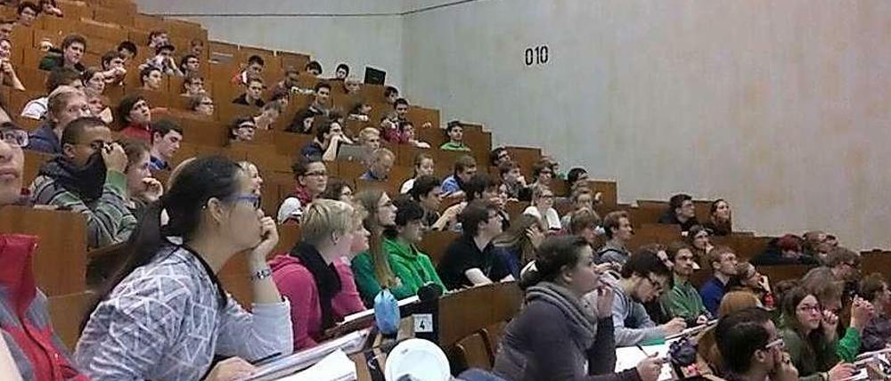 Unsere Autorin, 19 Jahre, hat sich bei Freunden in der Uni Göttingen umgesehen, die Freunde sagen, dass die Uni ihnen ein hohes Maß an Selbstdisziplin und Eigenverantwortung abverlange.