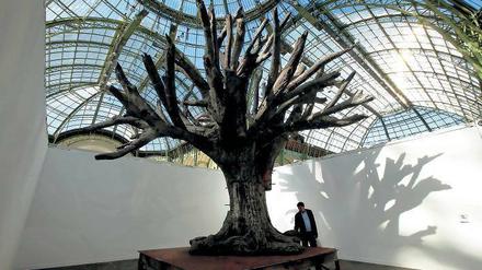 Gut gegossen. Blick auf den „Iron Tree“ von Ai Weiwei, unter der gläsernen Kuppel des Grand Palais. Foto: AFP Photo / Francois Guillot