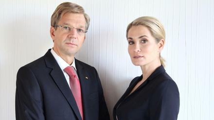Gute Arbeit hat die Maske hier geleistet: Kai Wiesinger spielt Christian Wulff, Anja Kling dessen Frau Bettina. 