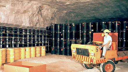 Eingelagerte Fässer mit Atommüll. 