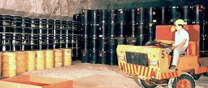 Eingelagerte Fässer mit Atommüll. 