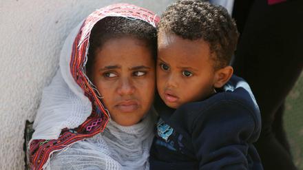 Afrikanische Migrantin mit Sohn