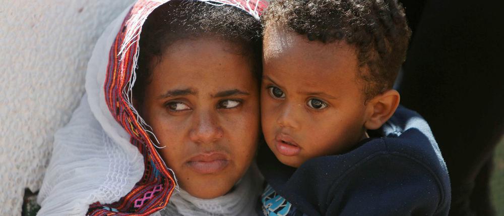 Afrikanische Migrantin mit Sohn