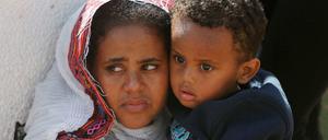 Afrikanische Migrantin mit Sohn