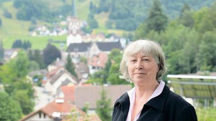 2013: Ursula Sladek bekommt den "Deutschen Umweltpreis" verliehen. Er ist die höchst dotierte Umwelt-Auszeichnung Europas - aber keineswegs ihr erster Preis. 2011 wurde sie in den USA mit dem Goldman-Preis ausgezeichnet, und schmuggelte daraufhin die Schönauer "100 Gründe gegen die Atomkraft" auf Englisch ins Weiße Haus, wo sie mit den anderen Preisträgern mit dem amerikanischen Präsidenten Barack Obama zusammentraf. 