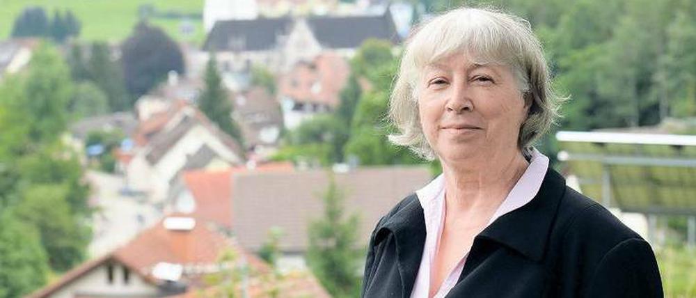 2013: Ursula Sladek bekommt den "Deutschen Umweltpreis" verliehen. Er ist die höchst dotierte Umwelt-Auszeichnung Europas - aber keineswegs ihr erster Preis. 2011 wurde sie in den USA mit dem Goldman-Preis ausgezeichnet, und schmuggelte daraufhin die Schönauer "100 Gründe gegen die Atomkraft" auf Englisch ins Weiße Haus, wo sie mit den anderen Preisträgern mit dem amerikanischen Präsidenten Barack Obama zusammentraf.