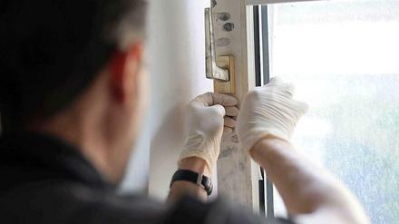 Hier ist's schon zu spät. Ermittler sichern Spuren nach einem Einbruch
