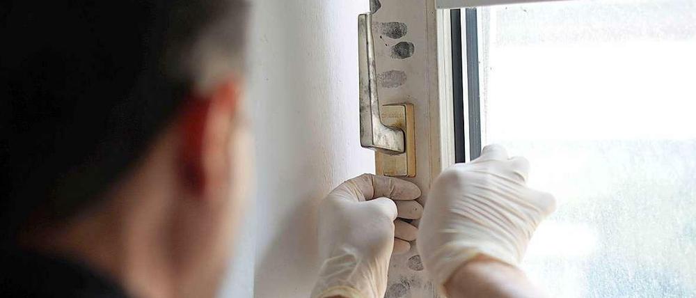 Hier ist's schon zu spät. Ermittler sichern Spuren nach einem Einbruch