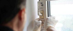 Hier ist's schon zu spät. Ermittler sichern Spuren nach einem Einbruch