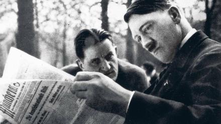 Ernst Hanfstaengl mit Hitler im Münchener Café Heck, das dieser als Büro nutzte.