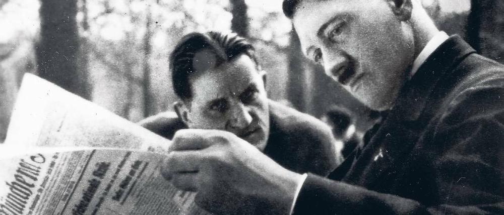 Ernst Hanfstaengl mit Hitler im Münchener Café Heck, das dieser als Büro nutzte.