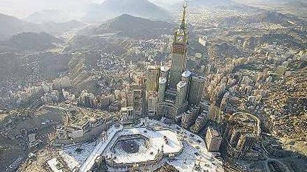 Blick aufs Stadtzentrum von Mekka mit der Moschee und dem Hochhausensemble. In dessen Mitte: Der "Clock Tower".
