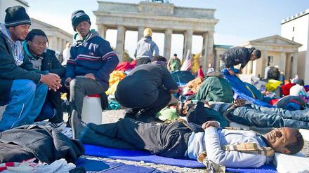 Die Flüchtlinge vor dem Brandenburger Tor verweigern jetzt auch das Trinken.