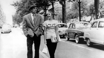 Verführerische Zeitung. Jean Seberg verkauft Jean-Paul Belmondo in "Außer Atem" eine "New York Herald Tribune". 