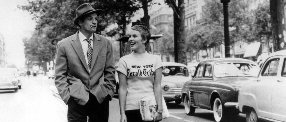 Verführerische Zeitung. Jean Seberg verkauft Jean-Paul Belmondo in "Außer Atem" eine "New York Herald Tribune". 