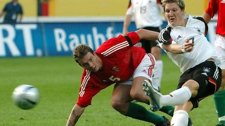 Bastian Schweinsteiger 2004 bei seinem ersten Länderspiel, dem 0:2 gegen Ungarn in Kaiserslautern.