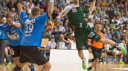 Ausnahmetalent im Anflug: Fabian Wiede (am Ball) hat in seiner ersten Bundesligasaison bereits 13 Tore erzielt, unter anderem gegen Flensburg und die Rhein-Neckar Löwen.