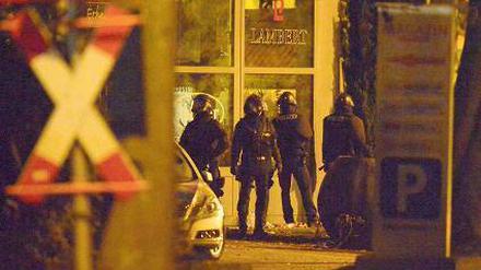 Ein Sonderkommando geht in der Nacht vor dem Imbiss in Stellung. Foto: dpa