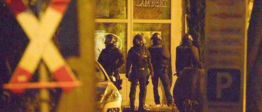 Ein Sonderkommando geht in der Nacht vor dem Imbiss in Stellung. Foto: dpa