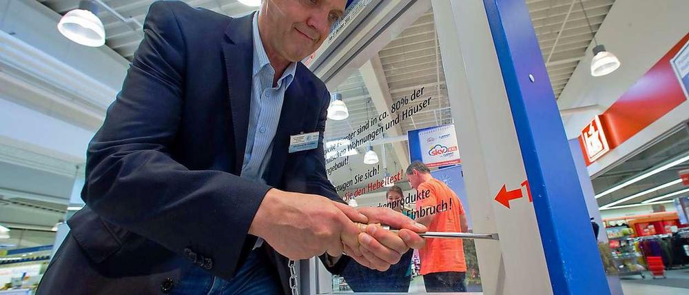 Kein Durchkommen. Ein Polizist zeigt, was die einen wollen und wie es verhindert werden kann.