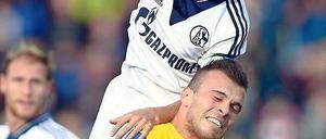 Obenauf. Schalkes Atsuto Uchida springt einen Meter höher als sein Gegenspieler Orhan Ademi (unten) und gewinnt das Kopfballduell gegen den Braunschweiger.