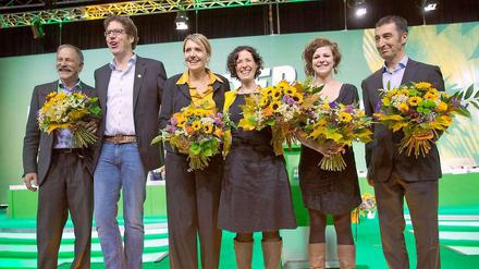 Der neue Parteivorstand der Grünen: Schatzmeister Benedikt Mayer (v.l.n.r.), Bundesgeschäftsführer Michael Kellner, Bundesvorsitzende Simone Peter, Beisitzerin Bettina Jarasch, Beisitzerin Gesine Agena und Bundesvorsitzender Cem Özdemir.