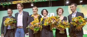 Der neue Parteivorstand der Grünen: Schatzmeister Benedikt Mayer (v.l.n.r.), Bundesgeschäftsführer Michael Kellner, Bundesvorsitzende Simone Peter, Beisitzerin Bettina Jarasch, Beisitzerin Gesine Agena und Bundesvorsitzender Cem Özdemir.