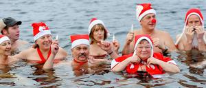 Weihnachten im Freibad? Die "Seehunde" vom Orankesee wissen, wie man so was zelebriert.