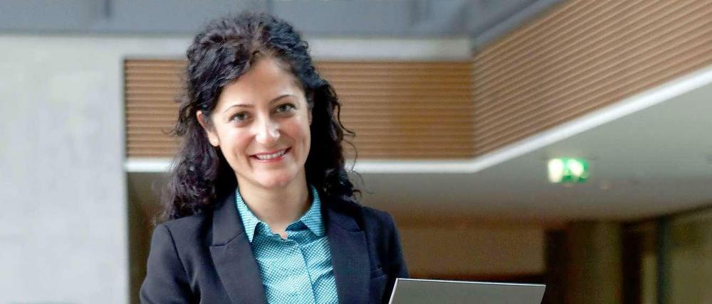 Cansel Kiziltepe hat noch kein Büro im Bundestagsgebäude. Deswegen nimmt sie ihren Laptop überall hin mit.