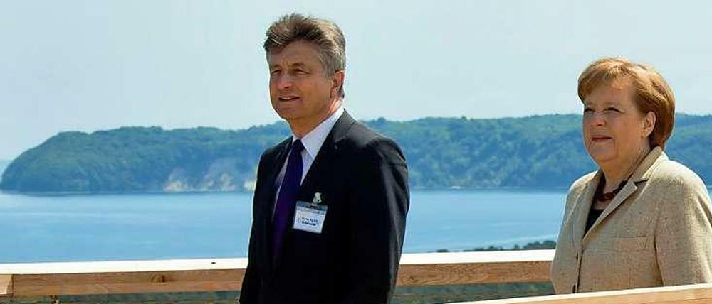 Fritz Brickwedde hat vor seiner 22 Jahre währenden Arbeit als Chef der Deutschen Bundesstiftung Umwelt für die niedersächsische Landesregierung von Ernst Albrecht (CDU) gesprochen. Das Foto zeigt ihn im Mai mit Bundeskanzlerin Angela Merkel auf dem Baumwipfelpfad bei Prora. 