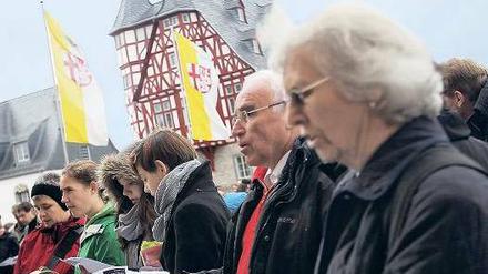 Protest der Gläubigen: Bürger demonstrieren vor dem in die Schlagzeilen geratenen Bischofssitz in Limburg gegen Bischof Franz-Peter Tebartz-van Elst. Foto: dpa