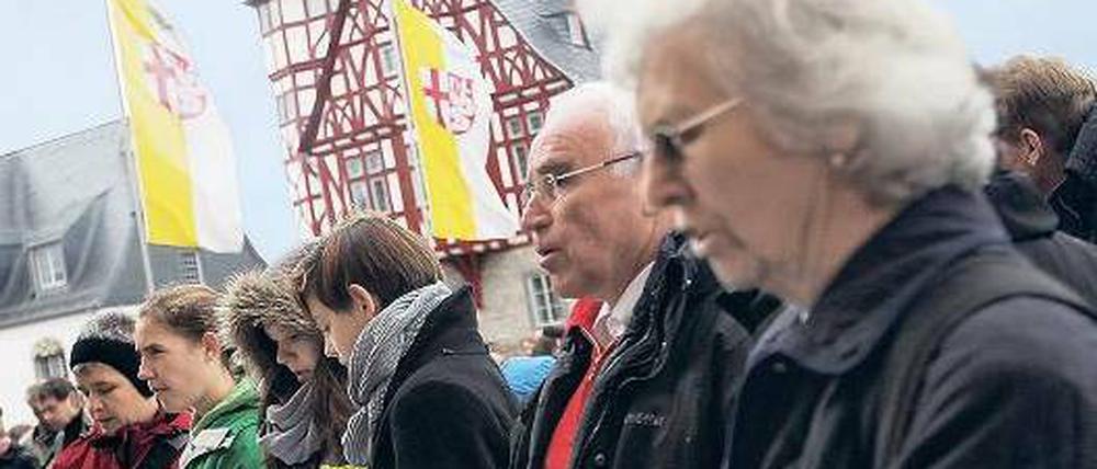 Protest der Gläubigen: Bürger demonstrieren vor dem in die Schlagzeilen geratenen Bischofssitz in Limburg gegen Bischof Franz-Peter Tebartz-van Elst. Foto: dpa