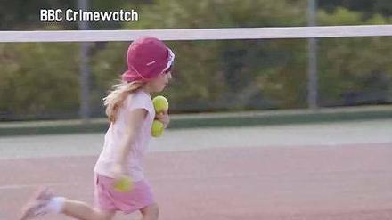 Scotland Yard hat die Entführung nachgestellt. Das Video zeigt hier eine Szene auf dem Tennisplatz. 