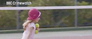 Scotland Yard hat die Entführung nachgestellt. Das Video zeigt hier eine Szene auf dem Tennisplatz. 
