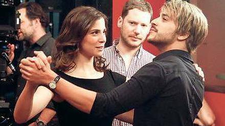 Relax, don't do it! Regisseur Marco Kreuzpaintner dirigiert im Quatsch Comedy Club seine "Coming In"-Stars Aylin Tezel und Kostja Ullmann.
