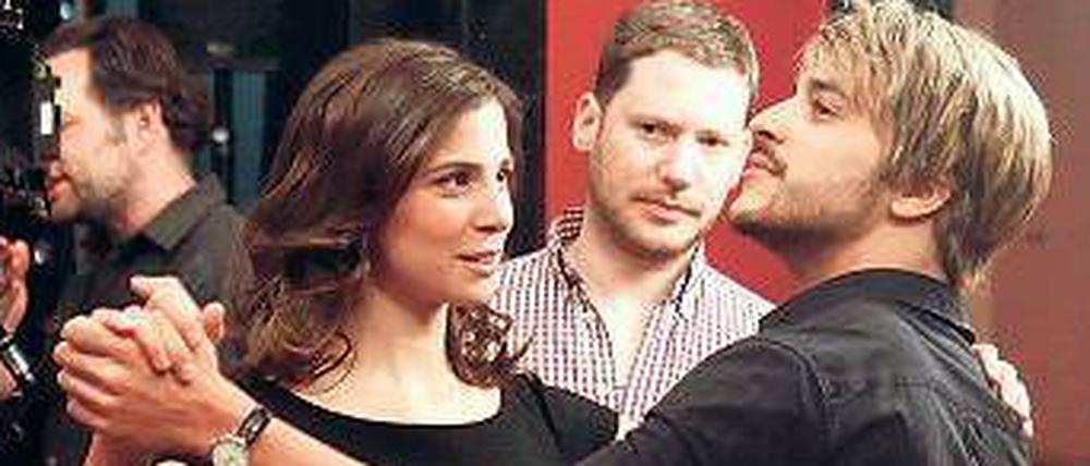Relax, don't do it! Regisseur Marco Kreuzpaintner dirigiert im Quatsch Comedy Club seine "Coming In"-Stars Aylin Tezel und Kostja Ullmann.